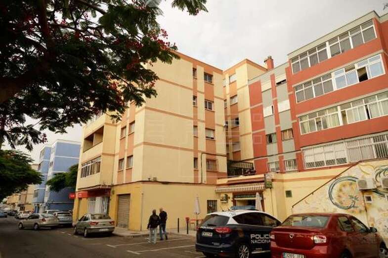 Imagen del edificio donde se produjo la explosión que ha costado la vida a Ramona Jesús S.A. (Foto EFE / Ramón de la Rocha)